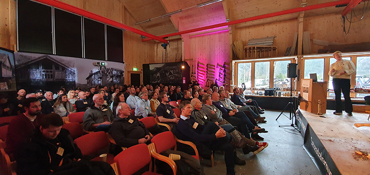 Tredriver Kristin Vedum snakket til en stor forsamling i verkstedet til Setesdalsmuseet p&aring; seminaret Tre i Setesdal den 15. januar.