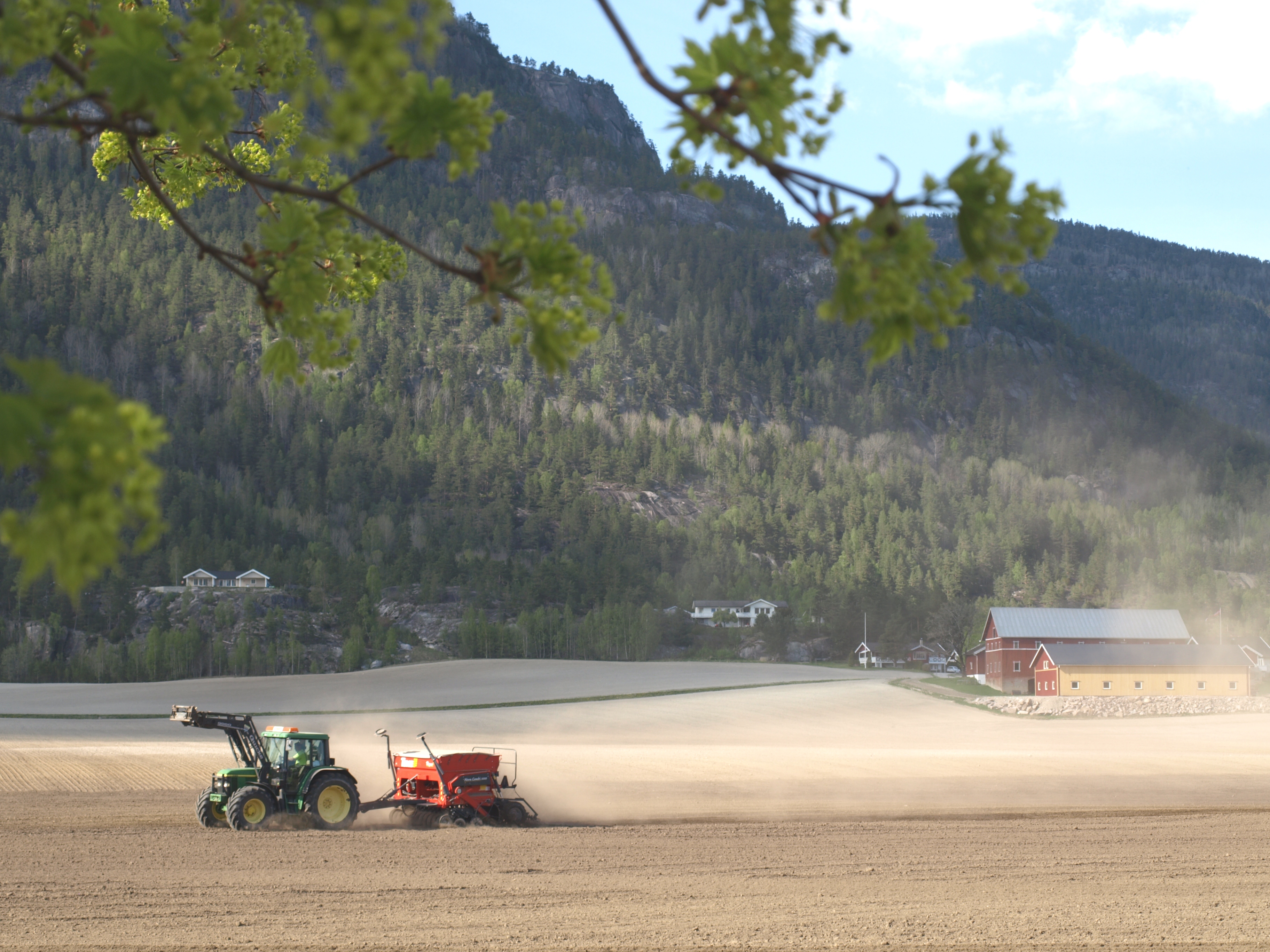 Traktor med såmaskin