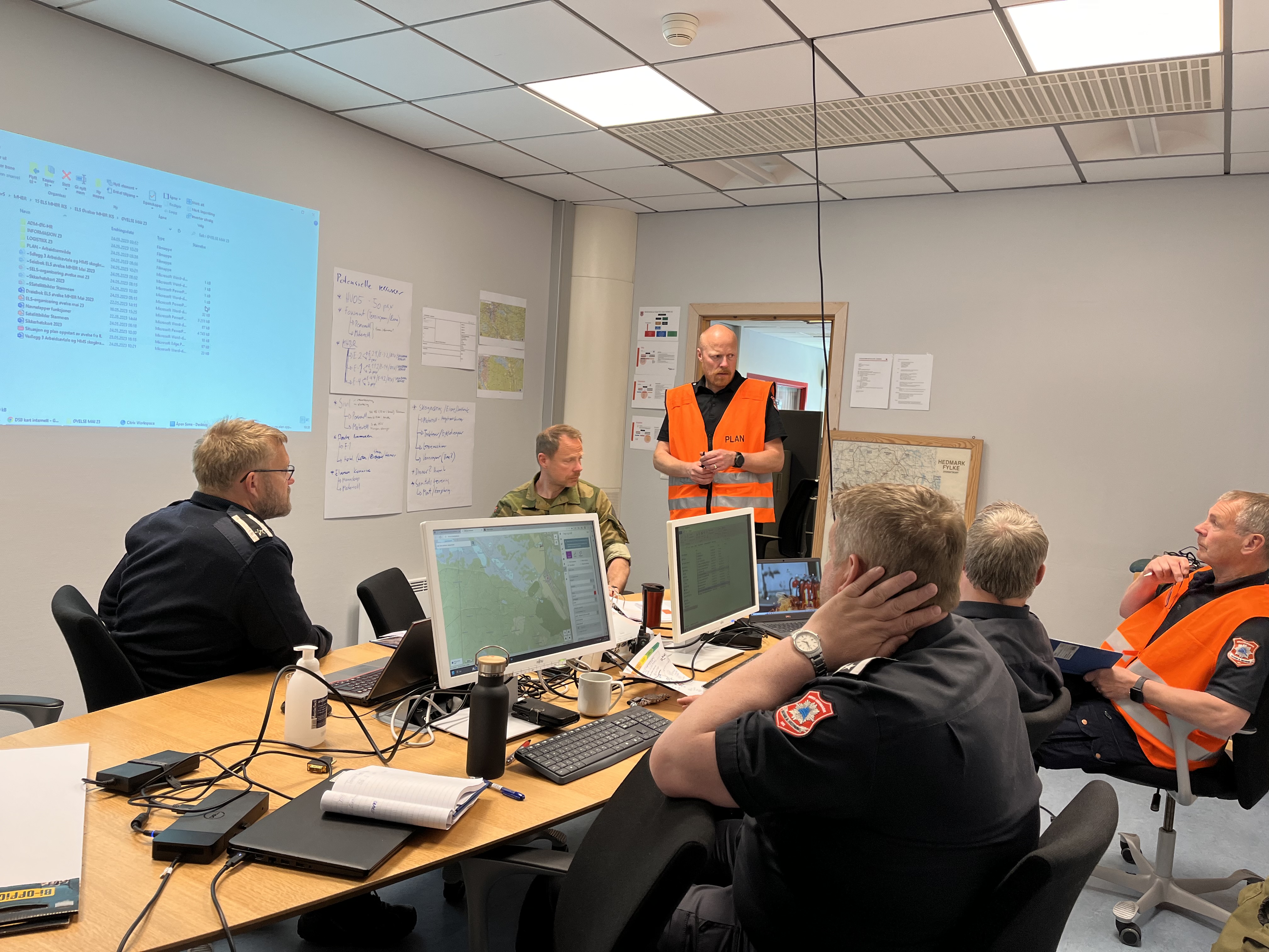 Bildet viser øvelsesdeltakere fra Midt-Hedmarken brannvesen og  Heimevernet