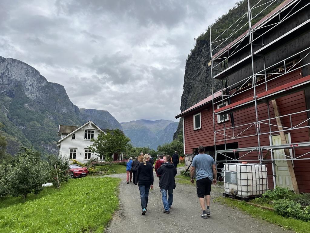 F&oslash;r prisutdelinga var det vandring mellom gardsbruka i Undredal der gardbrukarane fortalte om drifta. Foto: Kjersti Sognnes, Vestland fylkeskommune