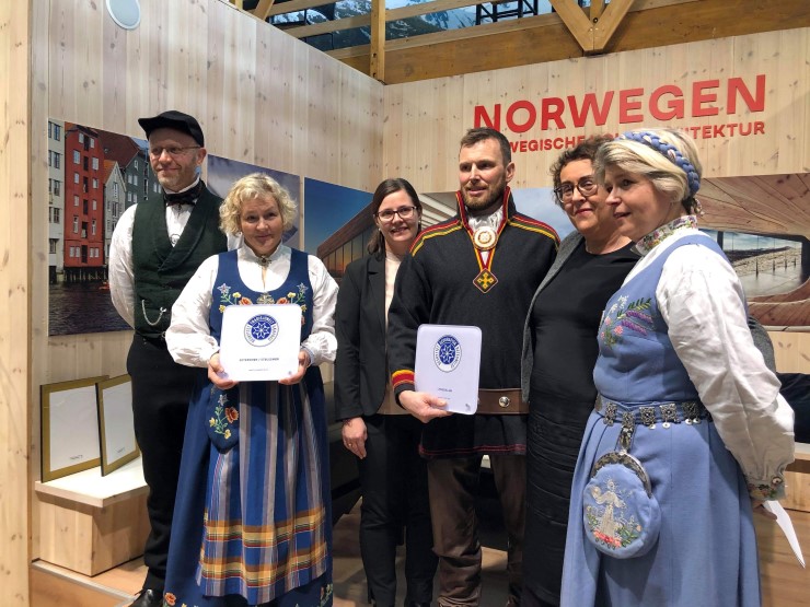 Marita og Runo Berglund mottar det synlige beviset for at de n&aring; kan smykkes seg med &aring; v&aelig;re det 30. foretaket i Norge med benevnelsen Geografisk beskyttet betegnelse.