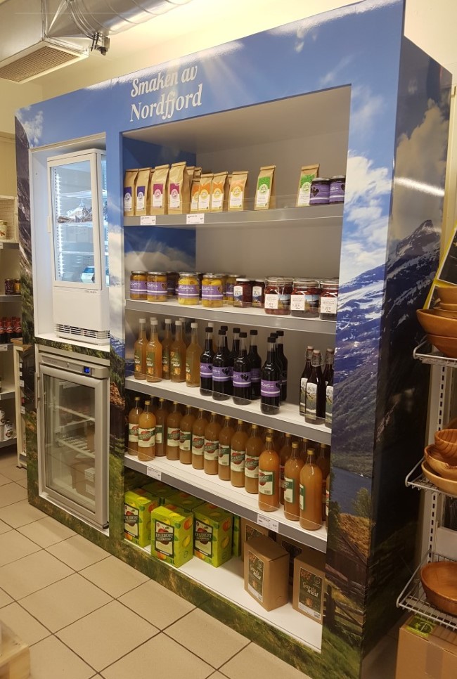Monter i butikk med lokale produkt fr&aring; Nordfjord
