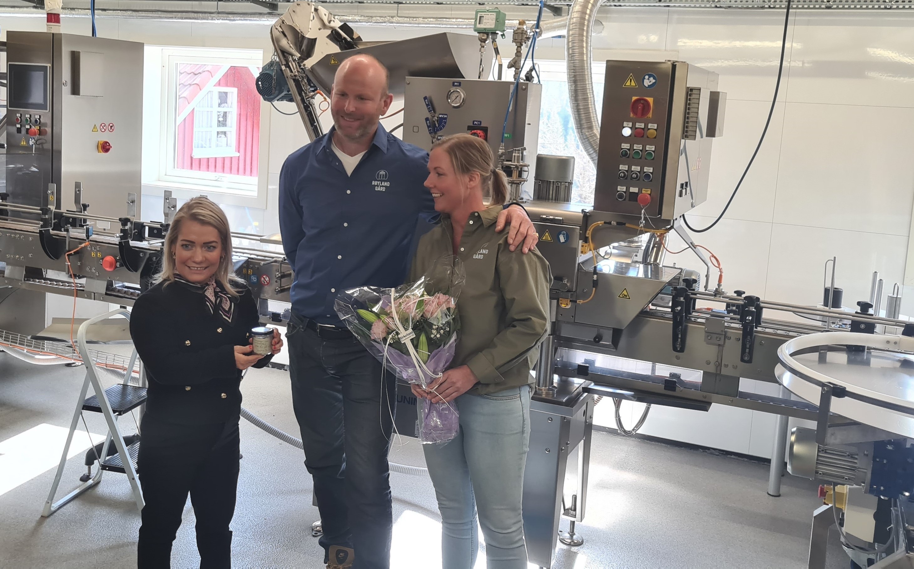 Statsråd Sandra Broch i produksjonslokalene til Gunnar Sagstuen og Pernille Vea på Røyland gård.