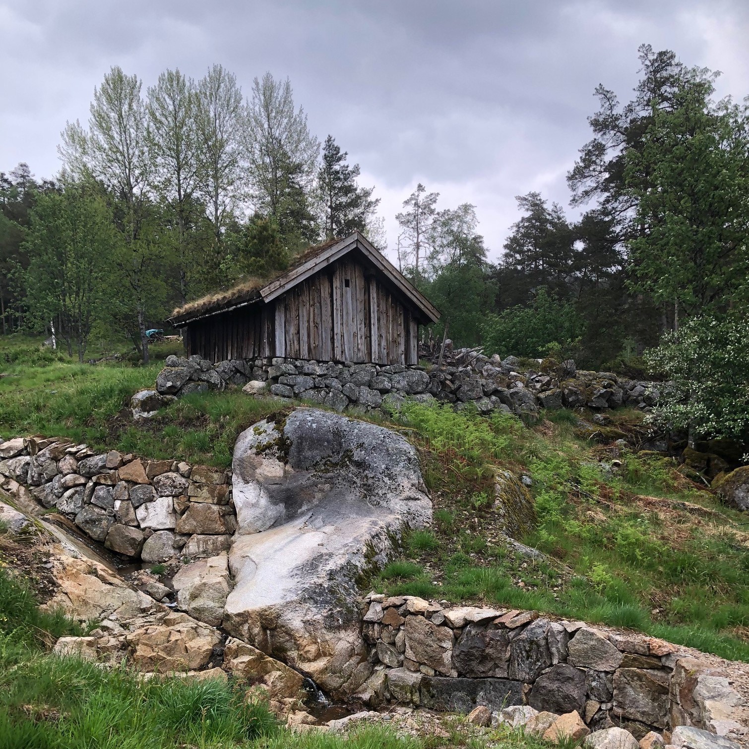 Korntørke/badstu og nyrestaurert elveløp.