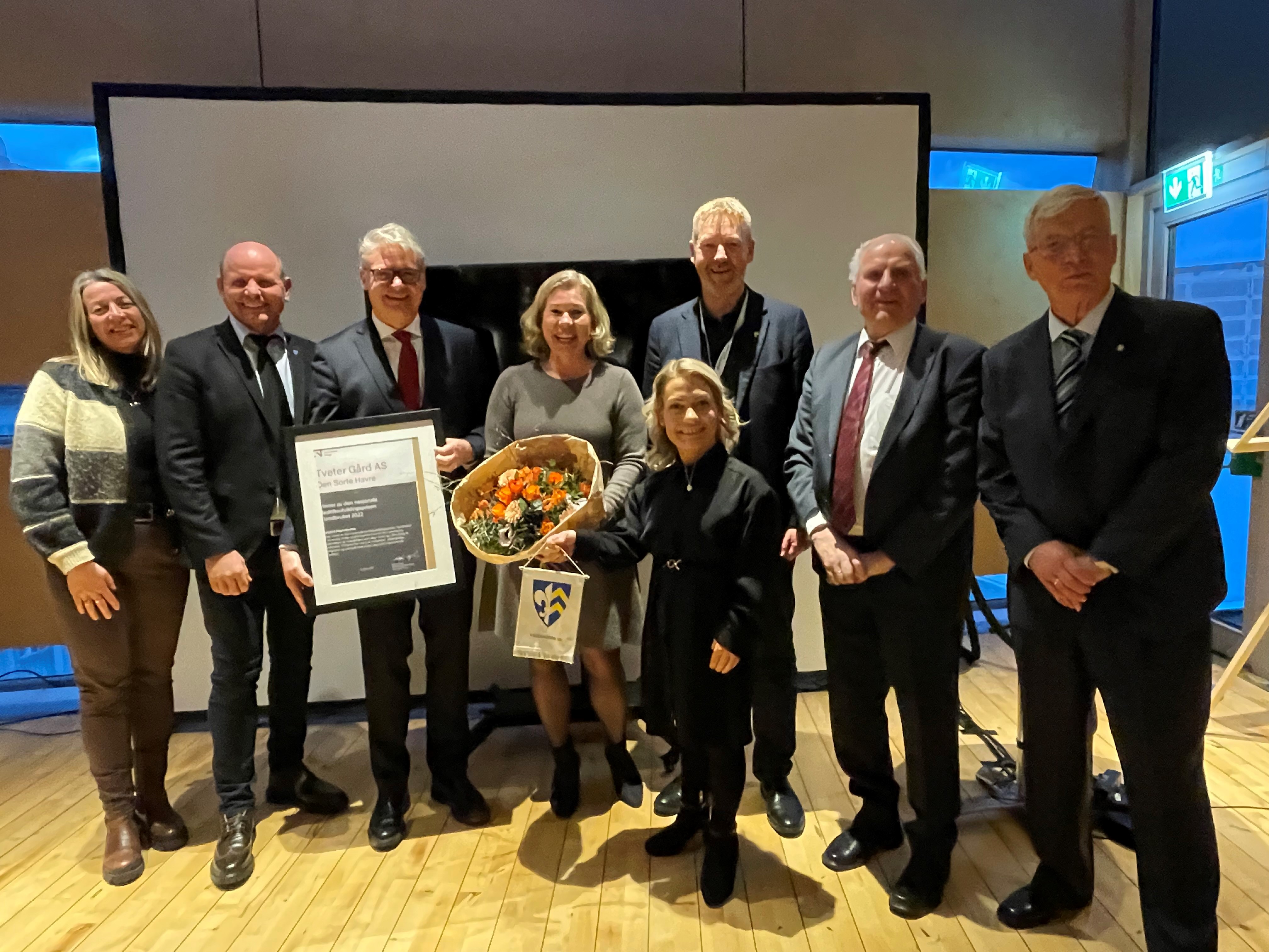 Utdeling av den nasjonale Bedriftsutviklingsprisen i landbruket 2022 i den norske ambassaden i Berlin. Fra høyre: Rolf Jens Brunstad (far til Ingunn), Emil Anstensrud (far til Johan), Bjørn Gimming (leder av Norges Bondelag), Sandra Borch (Landbruks- og matminister), Ingunn Anstensrud (Den Sorte Havre), Johan Anstensrud (Den Sorte Havre), Reidar Kaabbel (ordfører Våler kommune), Kjersti Grøndahl (Statsforvalteren i Oslo og Viken) 