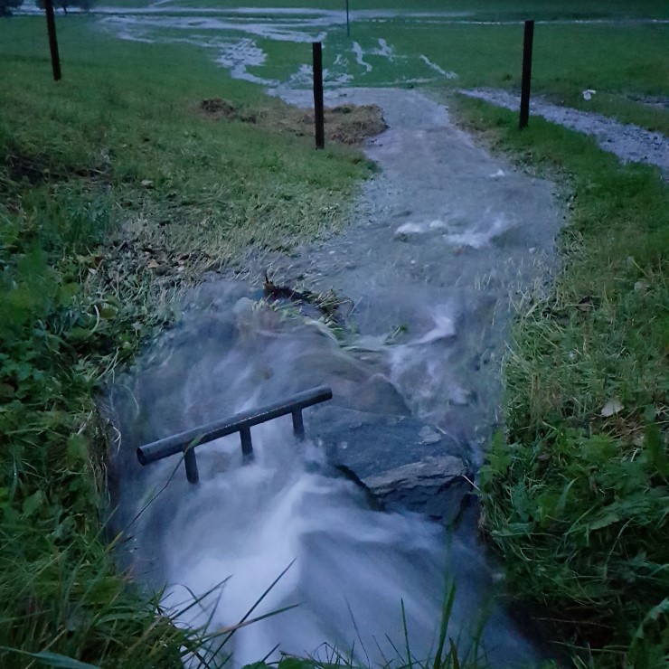 For liten dimensjonering på hydroteknisk anlegg gir fare for å få vatn inn på jordet, erosjon og næringsavrenning. 