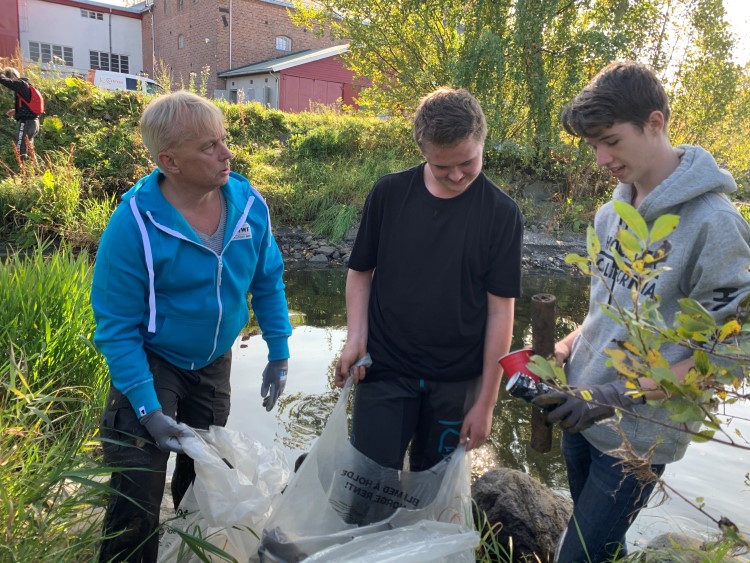 Knut plukker plast i Stange.