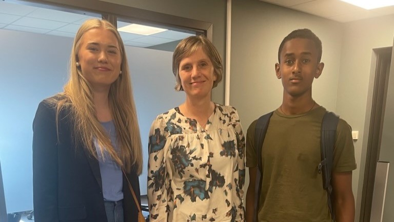 Yorkabed Kidane fra Elverum og Maria Svensson står sammen med  barne- og familieminister Kjersti Toppe.