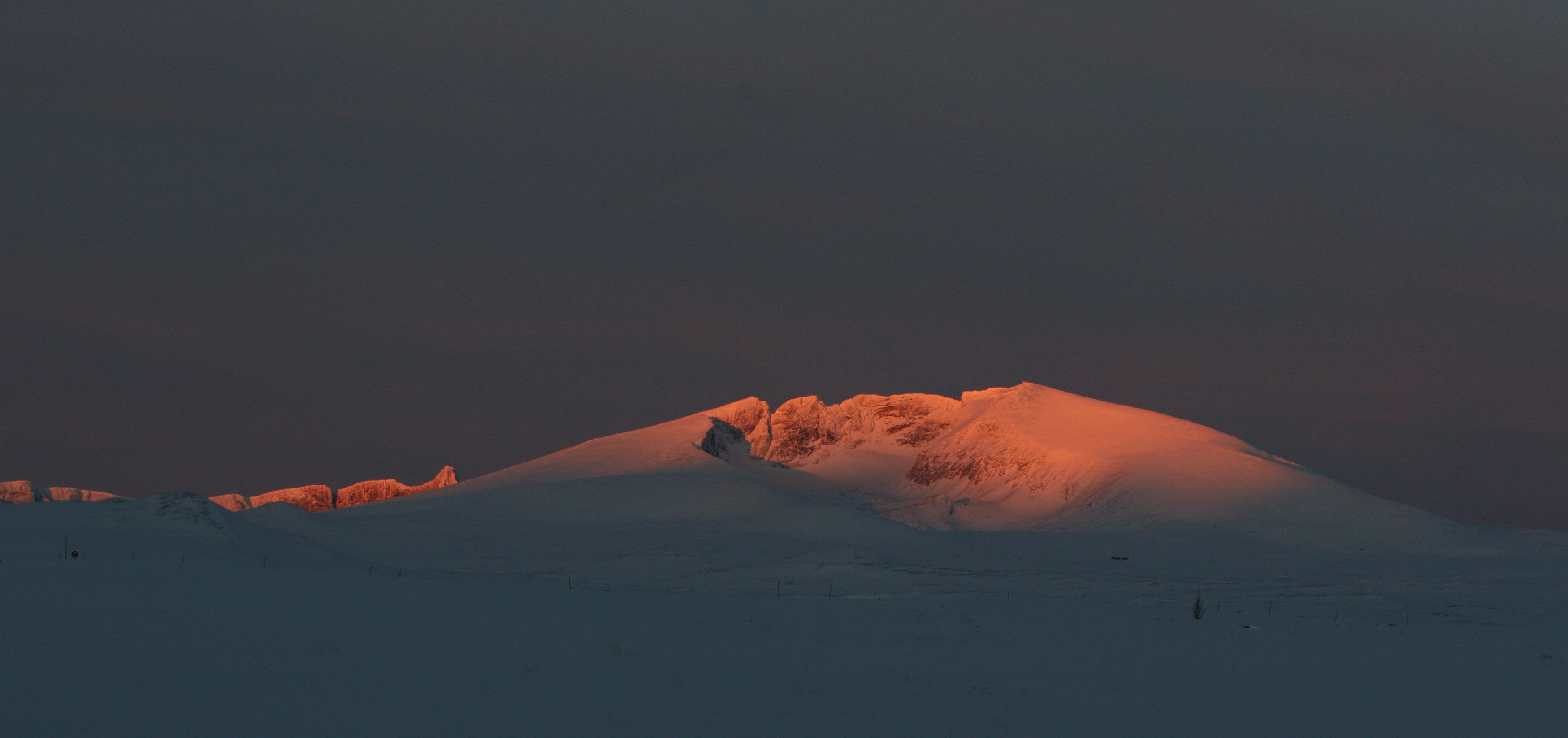 Snødekt fjell ved morgengry