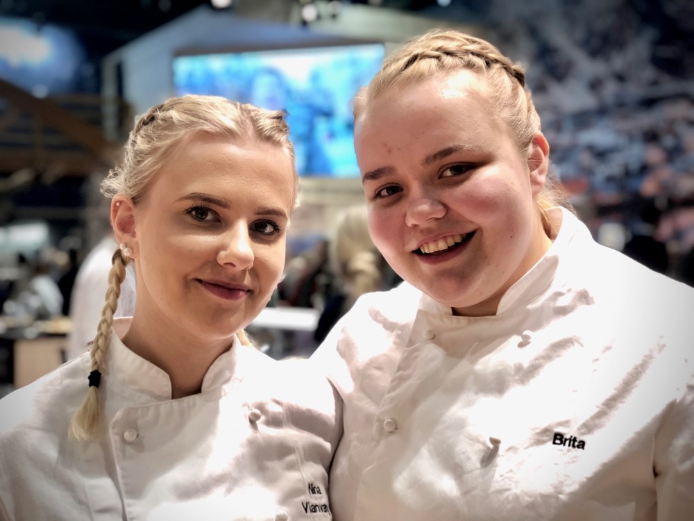 Også i 2020 sende Opplæringskontoret Brimi-Kjøken to av dei dyktige lærlingane sine til Berlin saman med delegasjonen frå Innlandet. Nina Vatn og Brita Stensgård har for tida praksis på Vianvang. Også i 2020 sende Opplæringskontoret Brimi-Kjøken to av dei dyktige lærlingane sine til Berlin saman med delegasjonen frå Innlandet. Nina Vatn og Brita Stensgård har for tida praksis på Vianvang.
