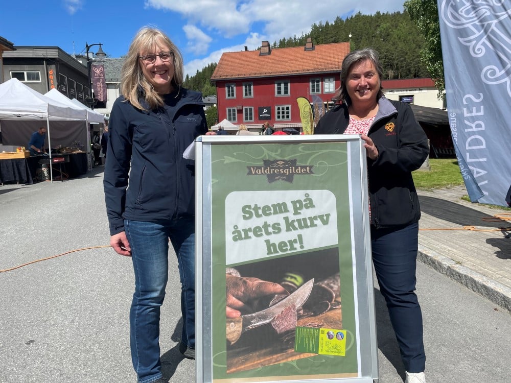 Jørand Ødegård Lunde, Valdres Natur- og Kulturpark (t.h) og Guri Grønolen, Statsforvaltaren i Innlandet (t.v.) hadde ansvar for gjennomføring av publikumskåringa av kurv. 