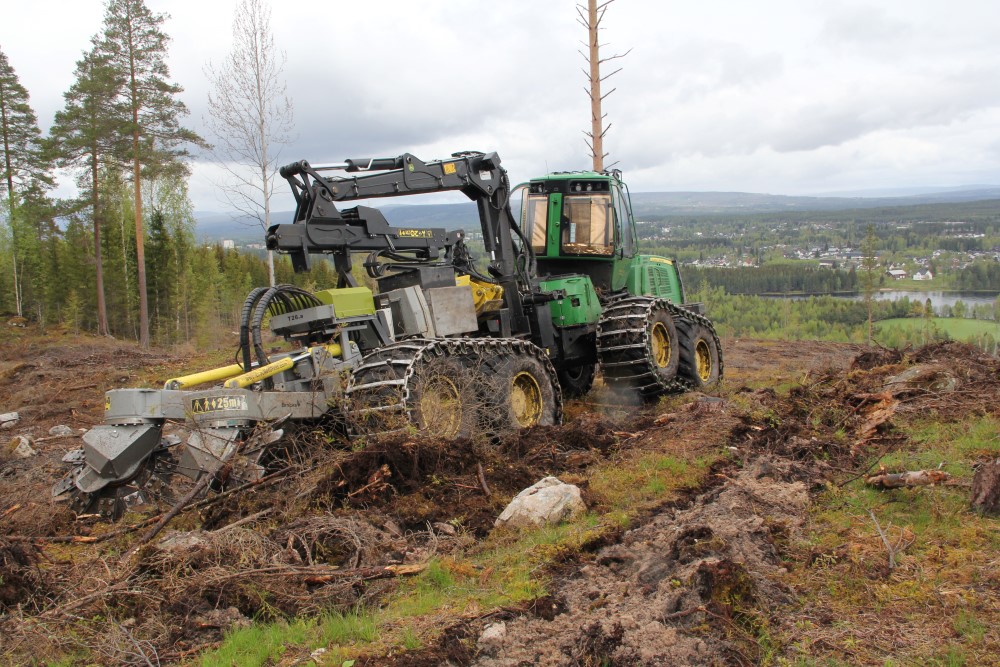 Skogbruksmaskin i gang med markberedning