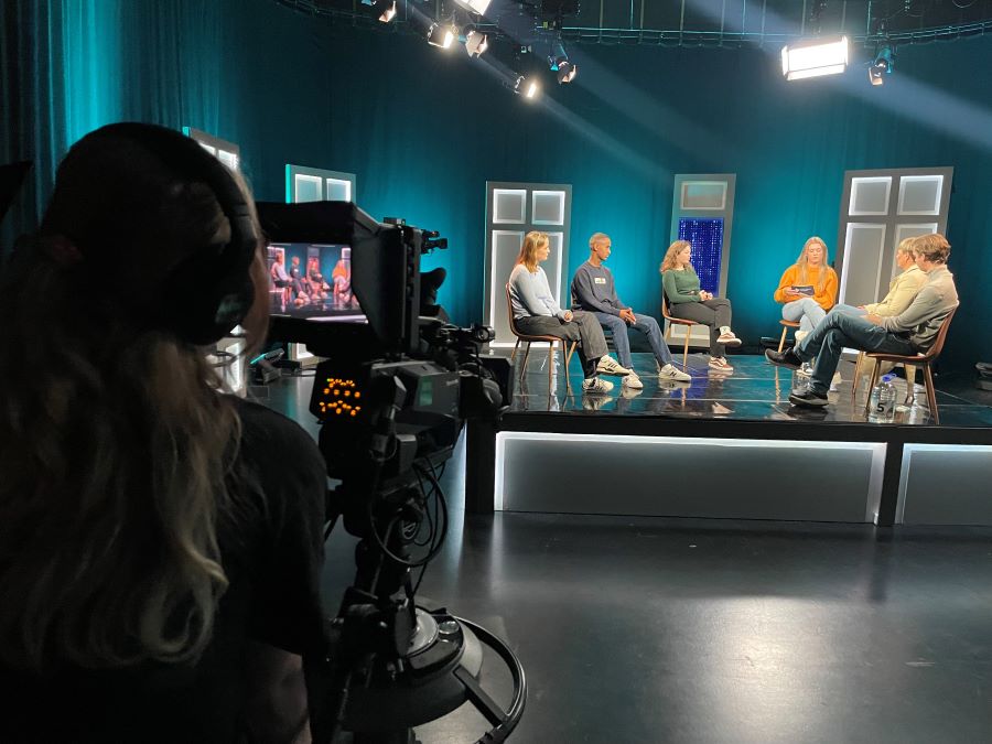 Foto av innspilling av debatt i tv-studio