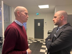 Ass. statsforvalter Sigurd Tremoen og Christopher Mccabe fra Nasjonal sikkerhetsmyndighet