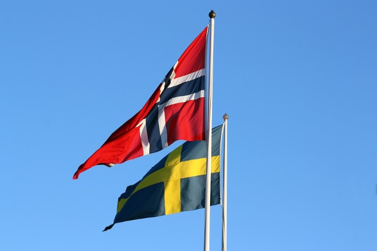 Foto av norsk og svensk flagg