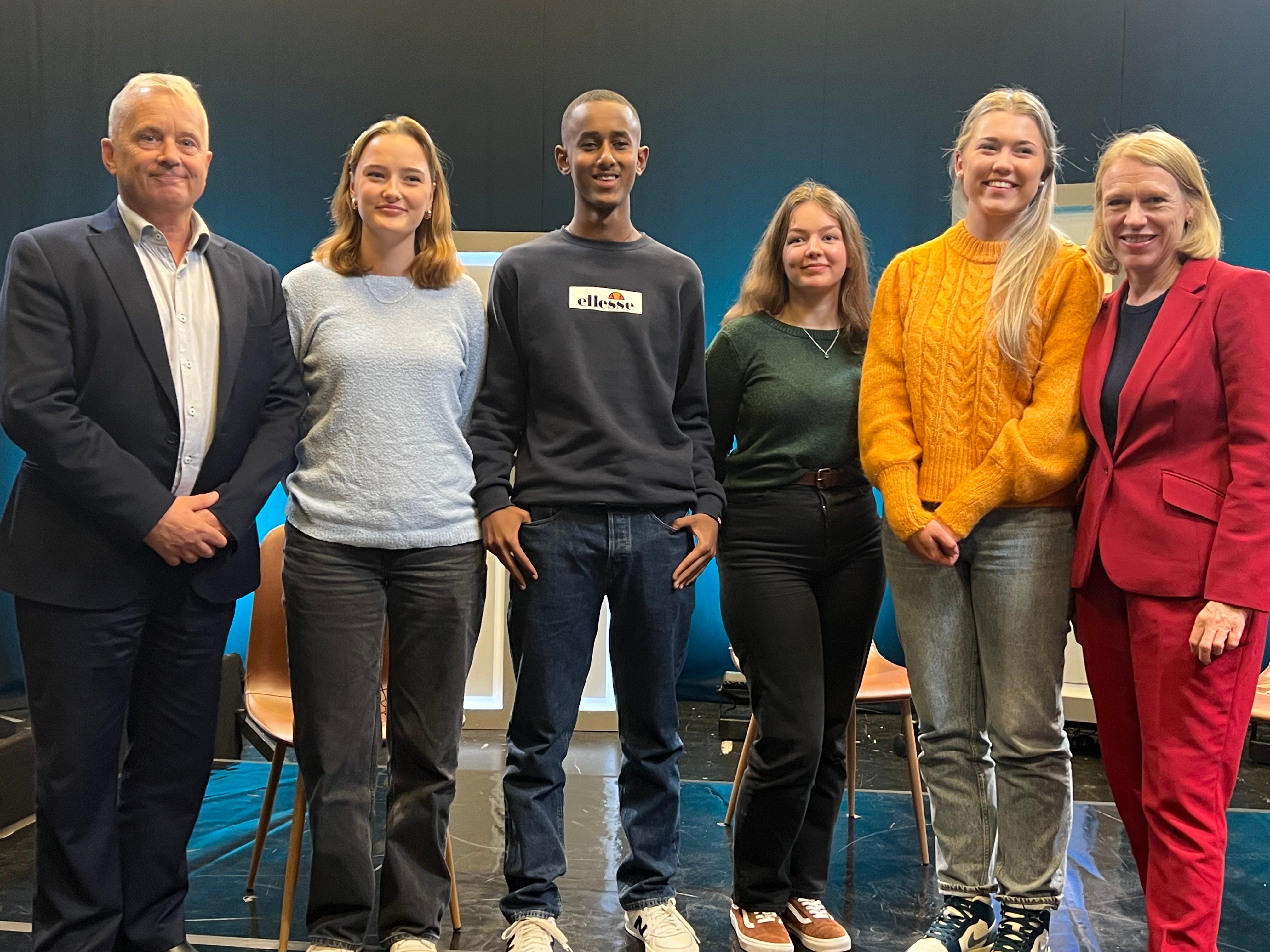 Disse laget skoletimen om sikkerhet, beredskap og trygg informasjon: Maria Svensson (17) fra Nord-Aurdal, Yorkabed Kidane (15) fra Elverum, Vårin Dagsgard-Marstein (19) fra Lom og Agnes Vestad (16) fra Hamar/Ringsaker - sammen med statsforvalter Knut Storberget og utenriksminister Anniken Huitfeldt.