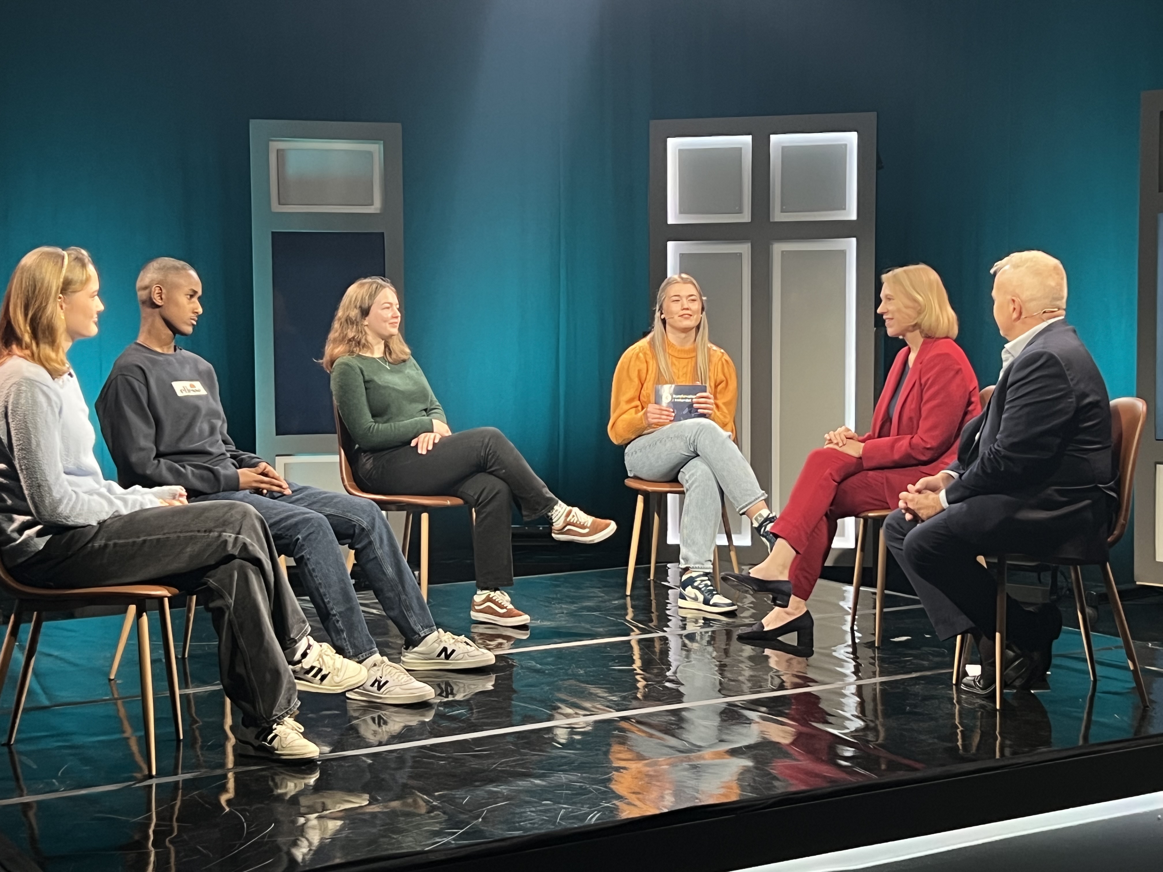 Ungdområdene hos Statsforvalteren i Innlandet spilte den 27. september i 2023 inn en digital skoletime. Timen handlet om sikkerhet, beredskap og trygg informasjon, og statsråd Anniken Huitfeldt og statsforvalter Knut Storberget deltok sammen med ungdommene. Studenter på TV-skolen produserte skoletimen som en oppgave i temaet demokrati og dialoginnhold for yngre seere.