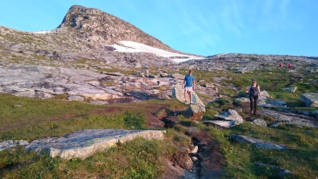 På tur ned fra Per Kalsatind (Foto: Hege Rasmussen, Fylkesmannen i Nordland) På tur ned fra Per Kalsatind (Foto: Hege Rasmussen, Fylkesmannen i Nordland)