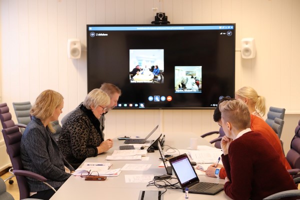 M&oslash;tedeltakere rundt m&oslash;tebord med lyd-bilde overf&oslash;ring fra Hammerfest