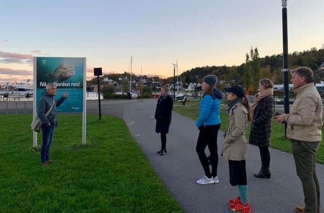 Frå byvandring i Sandefjord sentrum 15. okt. 2020.  Klimakoordinator Ole Jakob Hansen viste fram fleire klimatiltak. Foto: Statsforvaltaren i Vestfold og Telemark