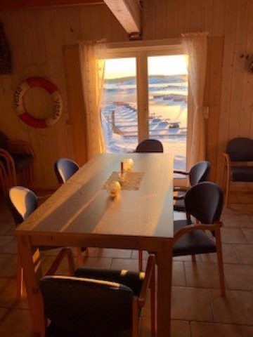 Nye møteromsmøbler. Holtane Vel og båtforening. Foto: Maisa Kleppe