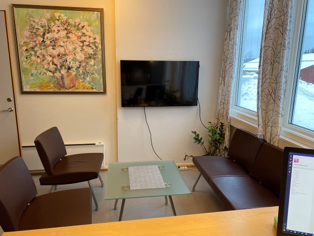 Rektors kontor med ny loungegruppe og LCD-skjerm til møtebruk. Foto: Nina Myklebost