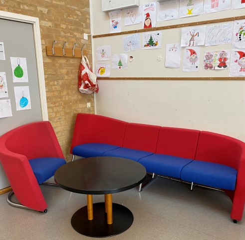 Sem skule fekk ny sofa på SFO. Foto: Nina Myklebost