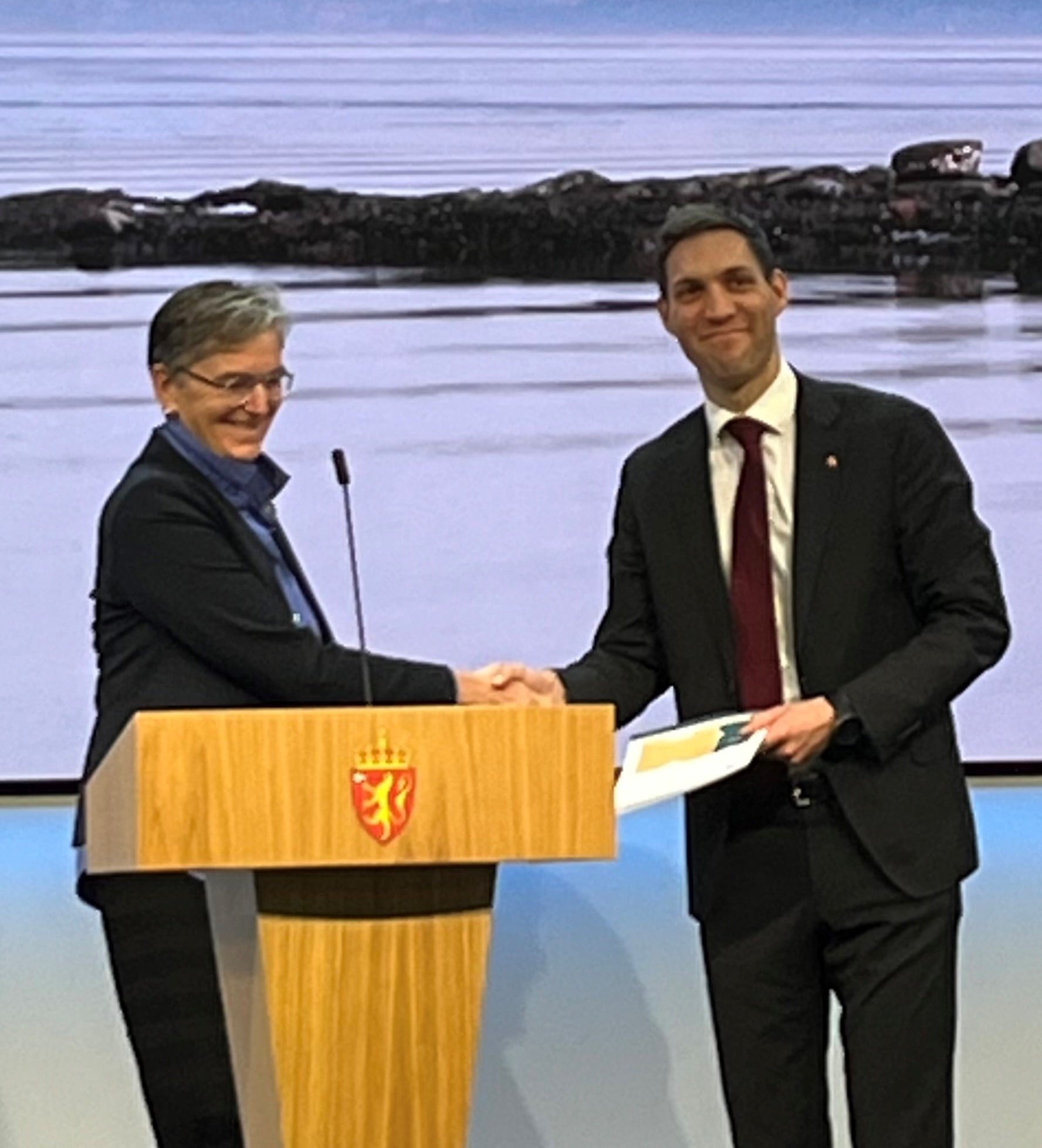 Klima- og miljøminister Andreas Bjelland Eriksen mottar her den andre statusrapporten fra miljødirektør Ellen Hambro. Foto: Statsforvalteren i Vestfold og Telemark