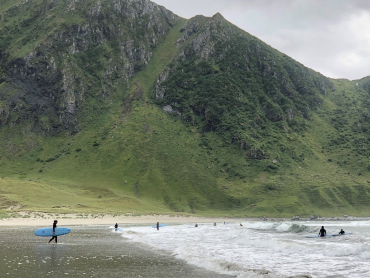 Generelt aukar ofte turismen til område rundt store naturvernområde, sidan eit vern indikerer at det kan vere flotte naturopplevingar der. Friluftsliv med fiske, dykking og surfing kan fortsetje som før, uavhengig av eit marint vern.
