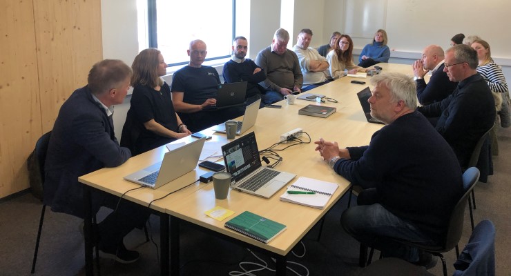 Innleiande møte på Kaupanger med kommunane og verdsarvparken om marint vern for Sognefjorden. Fleire kommunar deltok på det same møtet digitalt. 