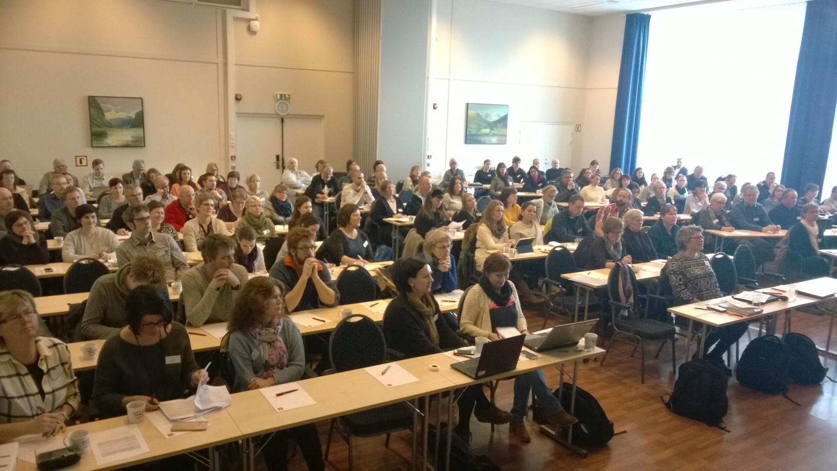 Over 120 deltakarar i konferansesalen på Skei. 
