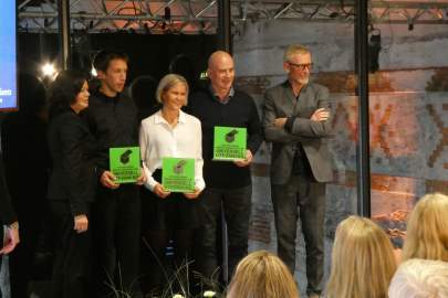 Innovasjonsprisen for universell utforming 2017 i kategorien landskapsarkitektur ble tildelt Fyresdal kommune og Faun Naturforvaltning AS av barne- og likestillingsminister Solveig Horne (t.v.). Videre prisvinnerne Aslak Momrak Haugan, Monica Sølyst og Edvard Nesland, samt juryleder John Arne Bjerknes